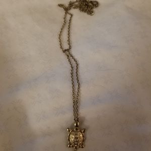 Gold pendant necklace